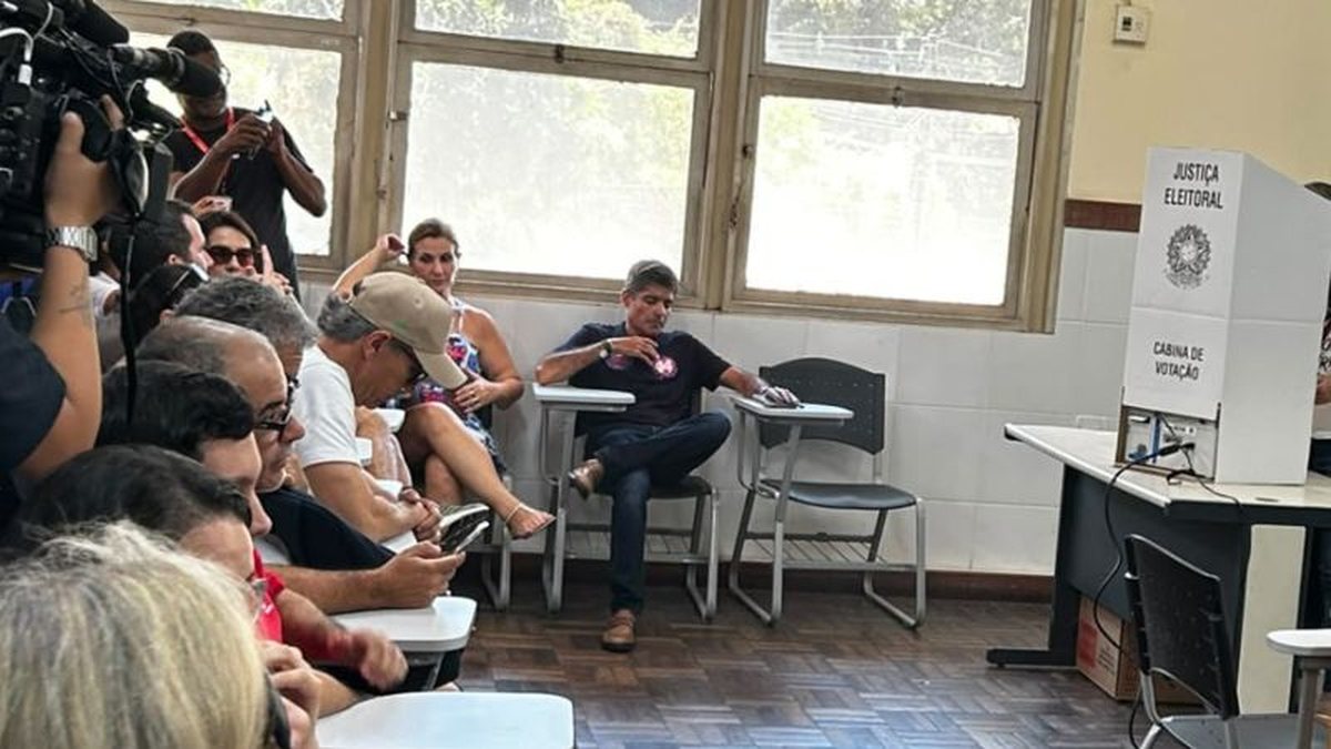 ACM Neto é recebido por multidão para votar em Salvador e abre mão de preferência na fila