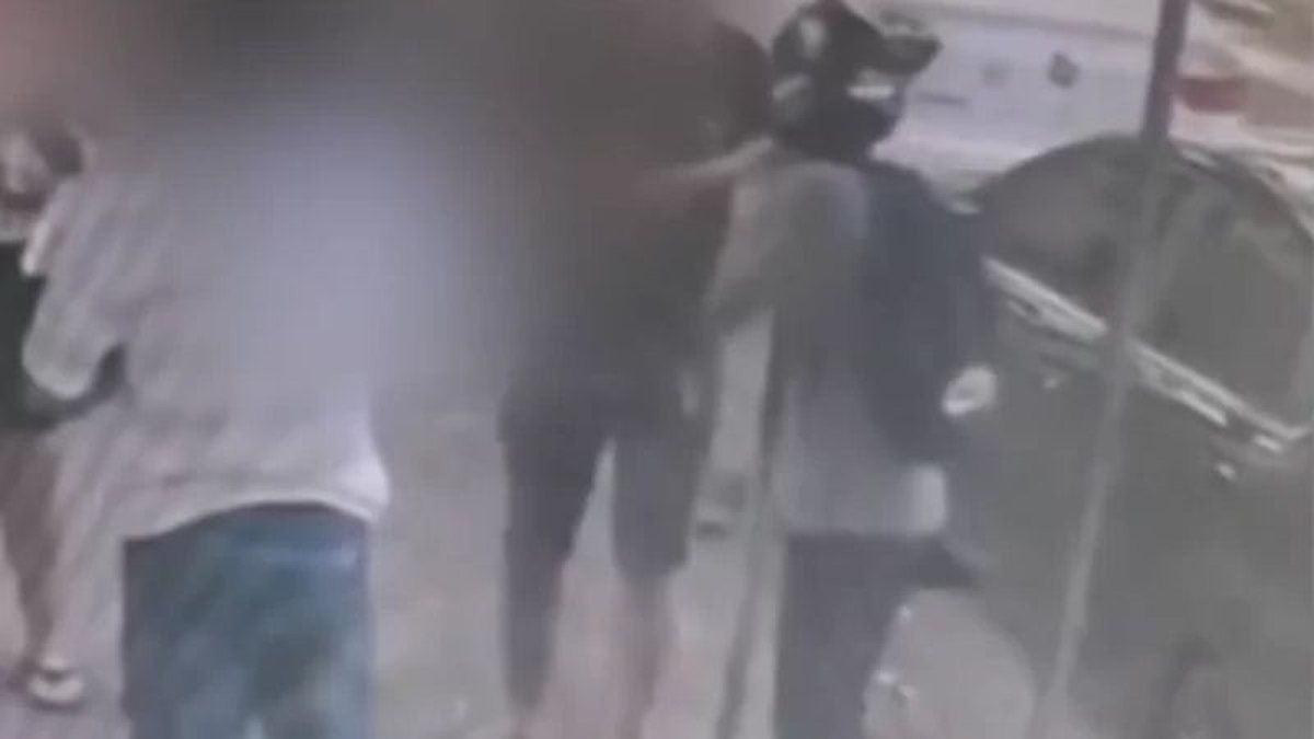 Com os dentes, ladrão arranca aliança de pai de aluno durante assalto na porta de escola