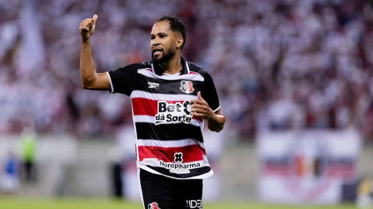 Rejeitado pelo Vitória, atacante dá assistência e garante acesso de gigante que negocia SAF de R$ 1 bilhão