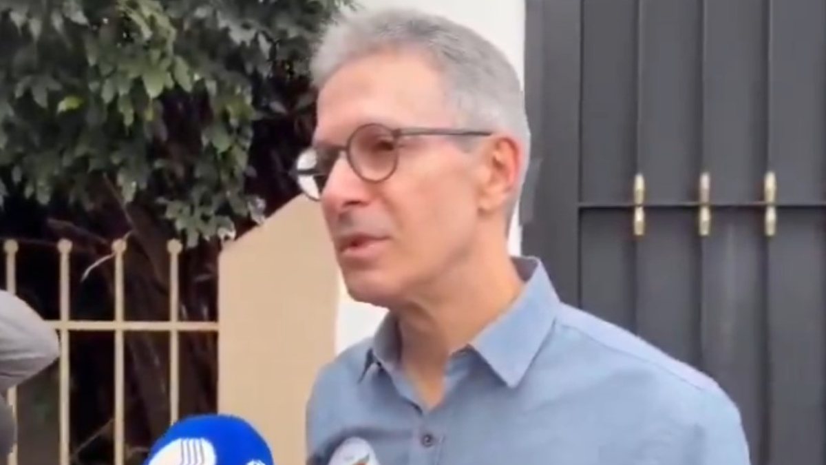 “Ninguém me lembrou”: Romeu Zema explica celular na cabine após ser flagrado com aparelho durante votação na urna