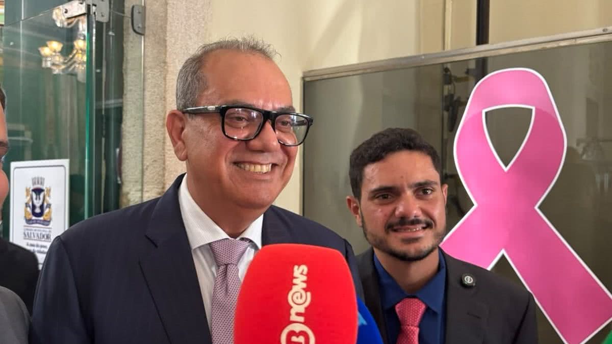 Carlos Muniz leva filho para Câmara de Salvador e celebra eleição do herdeiro ao Congresso: "Não queria que ele fosse político"