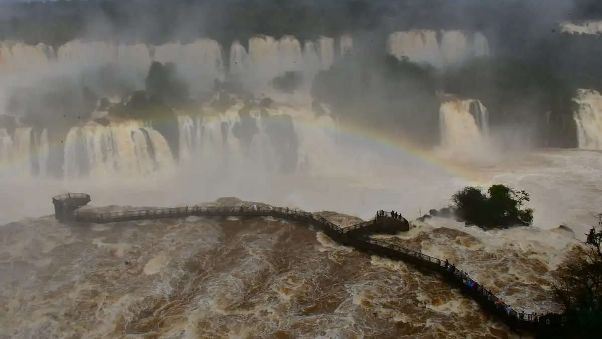 Passarela das Cataratas do Iguaçu é interditada após vazão de rio chegar a mais de 10 milhões de litros por segundo