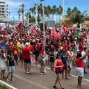Imagem Militantes do PT promovem "mar vermelho" em Salvador após Flávio Bolsonaro anunciar ato na Barra