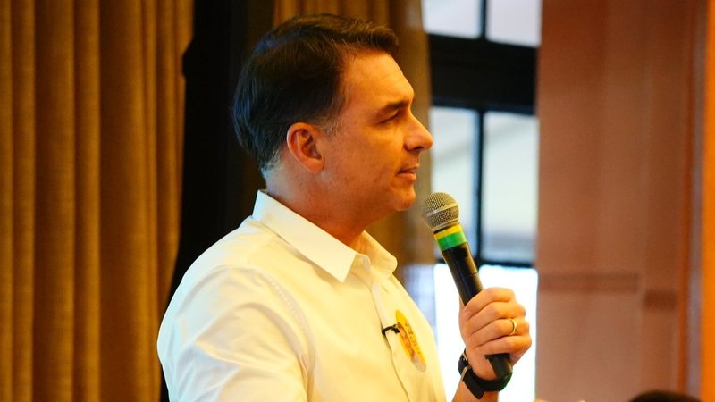 Programa eleitoral de Flávio Bolsonaro vai ao ar sem áudio e candidato reage: “Não foi coincidência”