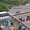 Maquinário atingiu o guindaste. Metrô lamentou o acidente. - Reprodução