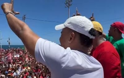 Influencer baiano Alesson se junta à campanha de Lula