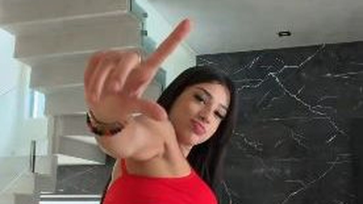 Bia Miranda posta vídeo usando vermelho e provoca bolsonaristas; veja