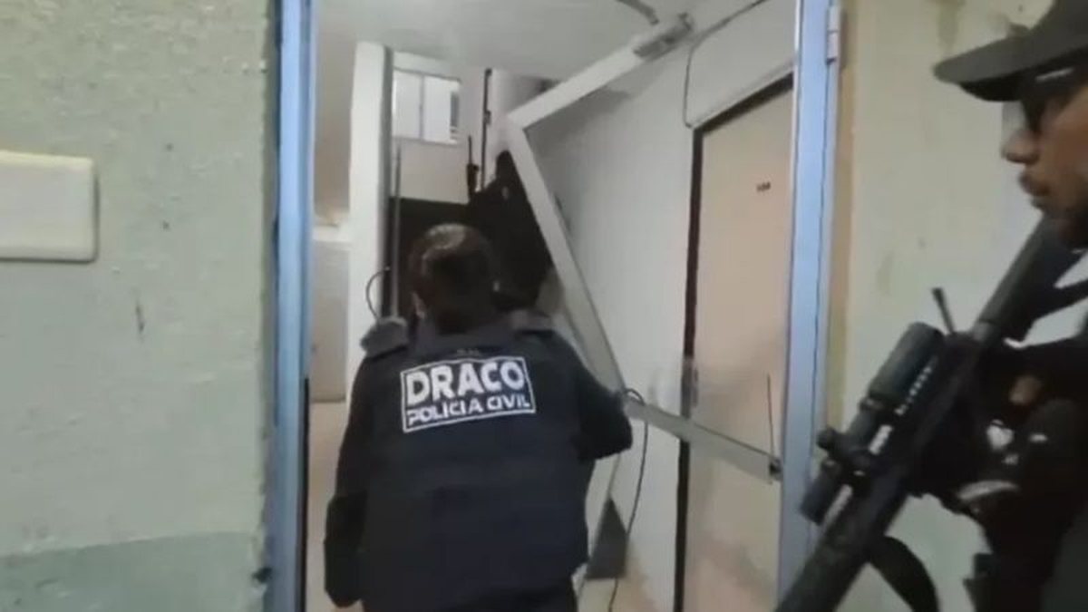 PM e outros integrantes de grupo miliciano que extorque moradores e controla condomínio é alvo de operação da Polícia Civil