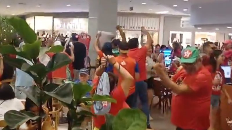 Apoiadores de Lula fazem ato contra o fascismo em shopping de luxo de Salvador