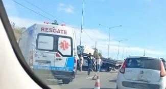Agentes de trânsito estiveram no local para descongestionar a BR-324 - Reprodução