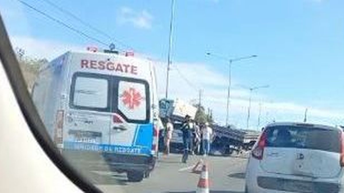 BR-324 fica congestionada após acidente entre carro e caminhão; testemunhas registram momento