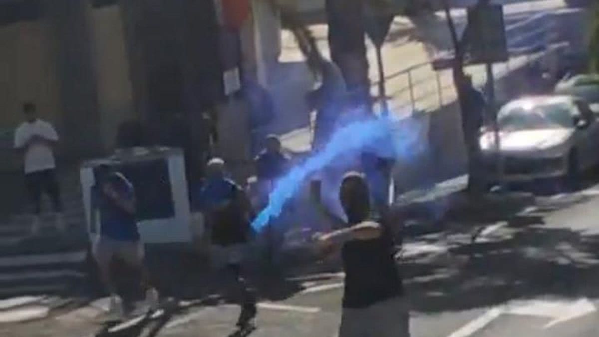 Ônibus apedrejado e ameaças de morte: jogo de futebol é suspenso após ataque de torcida