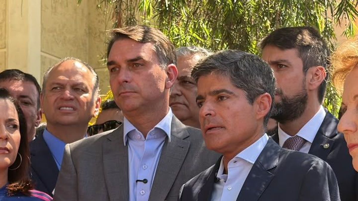 Flávio Bolsonaro diz que mudança na Constituição tem a ver com fim da reeleição e redução da maioridade penal