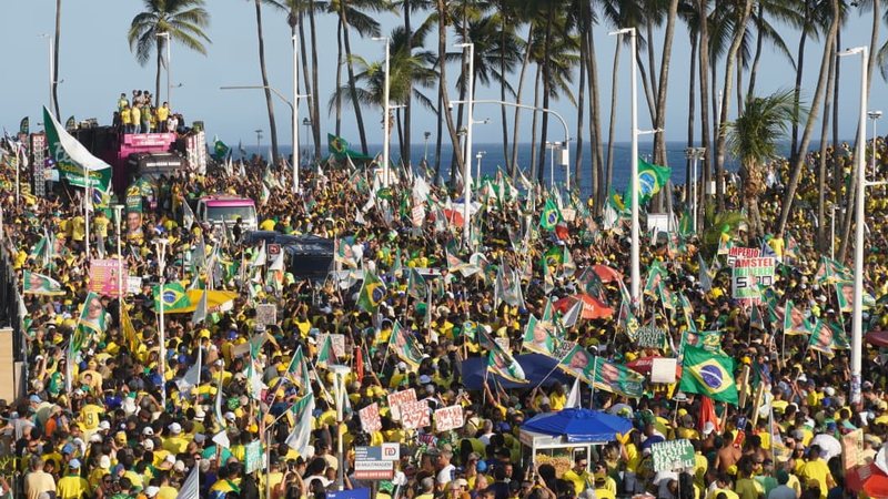 Bolsonaristas ocupam Morro do Cristo em ato de Flávio Bolsonaro\u003B veja fotos abertas