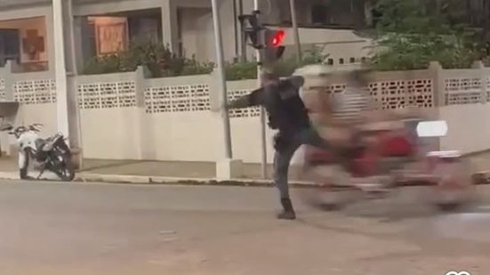 Policial cai ao tentar interceptar motociclista em Lábrea - Reprodução/x