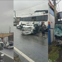 Motorista de ônibus morre e causa engavetamento na Dutra - Reprodução/TV GLOBO