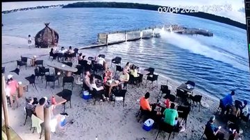 Imagem Vídeo mostra momento em que mulheres em jet ski atingem píer em Aracaju; assista