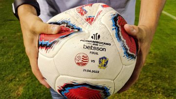 Imagem Craque do jogo: Cachorro invade campo durante final de campeonato e torcida aplaude