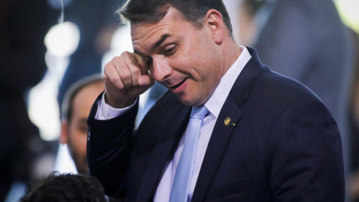 Flávio Bolsonaro contrata agência de ex-secretário sem experiência em campanha por valor milionário - Foto