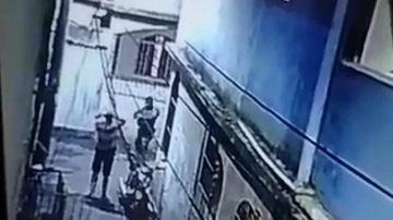 Imagem Imagens mostram homem rendido ser baleado por PM em Vitória