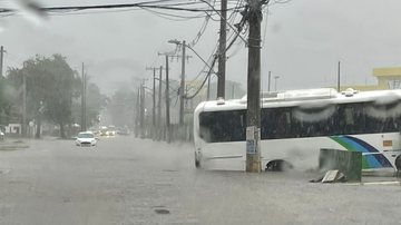 Imagem Passageiros ficam "ilhados" após ônibus ficar preso em alagamento em Lauro de Freitas