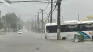 Imagem Passageiros ficam "ilhados" após ônibus ficar preso em alagamento em Lauro de Freitas