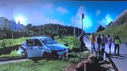 Imagem Táxi capota e sobe em canteiro na Av. 29 de Março após colidir com outro veículo; acidente deixa três vítimas