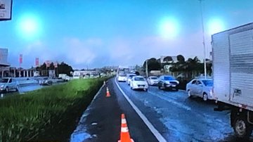 Imagem Motorista de caminhão morre atropelado em acidente improvável na BR-324; veja