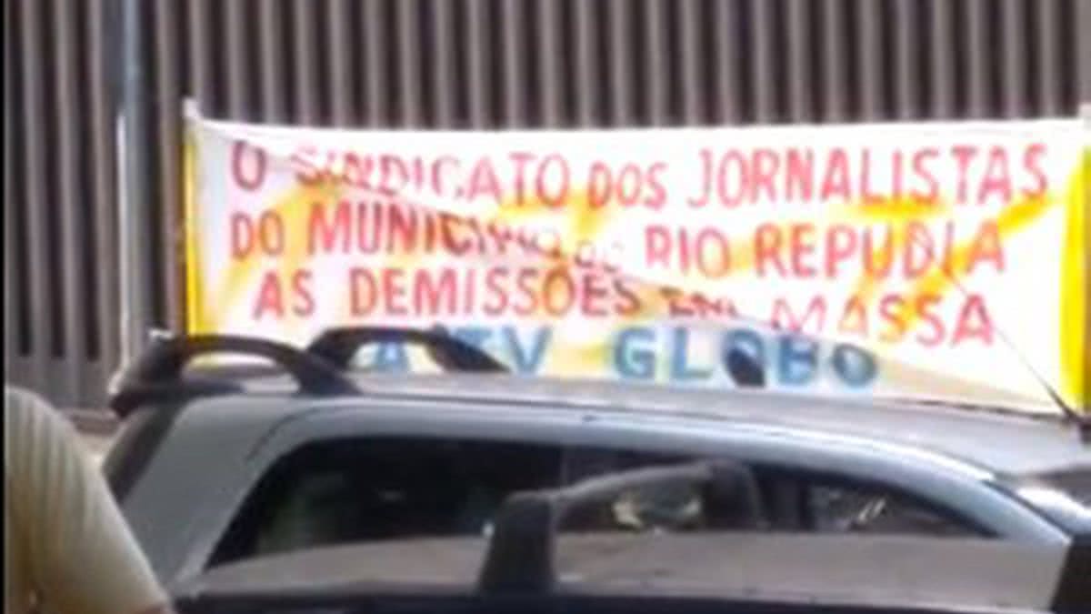 Alunos do Colégio São Vicente fazem protesto por demissões de