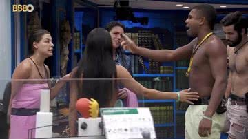 Imagem BBB 24: Beatriz ironiza Davi ao desfilar com banana na cabeça e clima esquenta entre aliados; veja vídeos