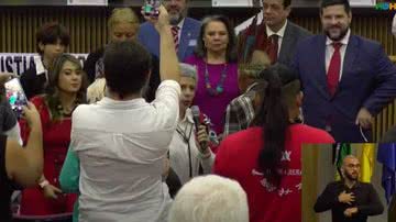 Presidente da Comissão de Anistia, Eneá de Stutz, pede desculpa ao povo Krenak em nome do Estado brasileiro - Reprodução