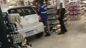 Imagem VÍDEO: Carro invade loja do Shopping Barra e deixa local destruído