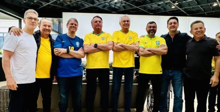Imagem Governadores de sete estados tiram foto com Bolsonaro em ato pró-anistia em SP