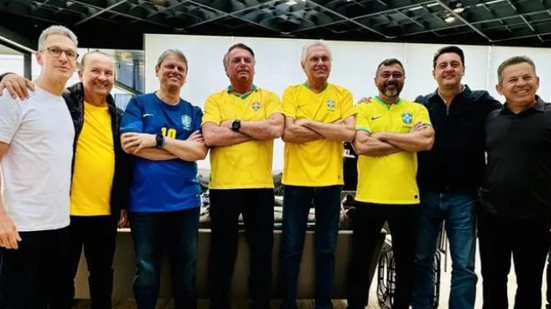 Imagem Governadores de sete estados tiram foto com Bolsonaro em ato pró-anistia em SP