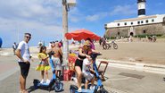 Movimentação no Farol da Barra neste sábado (19)