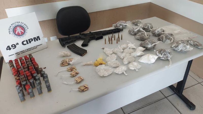 Imagem Suspeitos trocam tiros com a PM e deixam fuzil para trás em bairro de Salvador; saiba mais