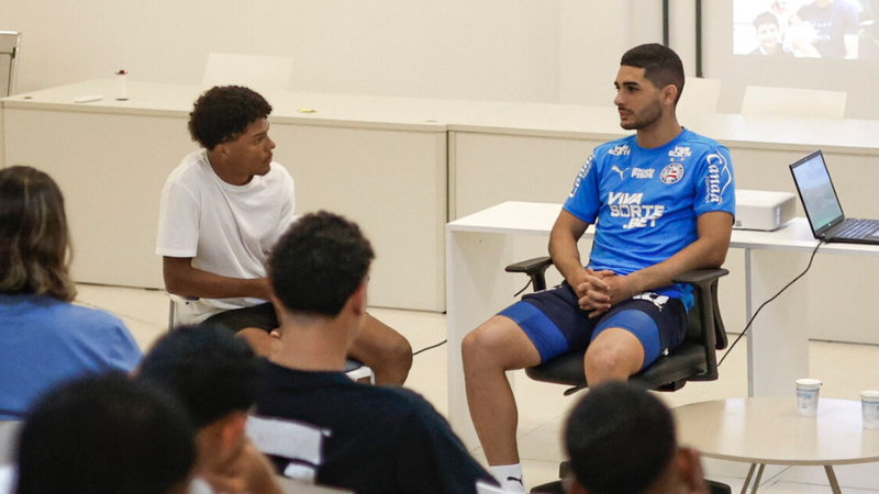Meia uruguaio do Bahia vive momento especial com Pivetes de Aço; confira