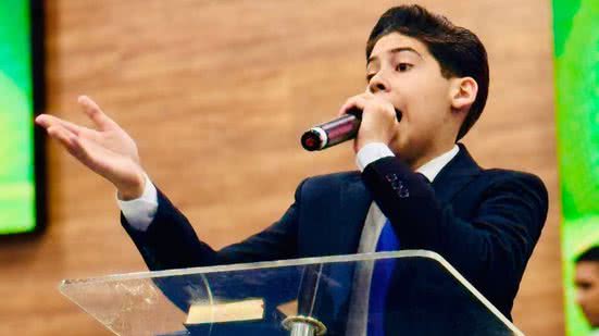Saiba quem é Miguel Oliveira, pastor de 15 anos que afirma curar câncer e cobra R$ 1 mil por bênçãos