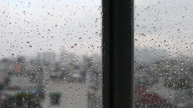 https://www.bnews.com.br/media/_versions/abril_2025/vintage-looking-urban-scene-seen-through-window-rainy-day_widelg.jpg