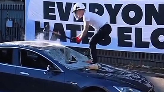 Imagem Protesto à martelada: Grupo destrói Tesla para criticar Elon Musk; ASSISTA