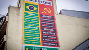 Imagem Empresária citada em inquérito do STF bancou painel gigante que associa esquerda a PCC