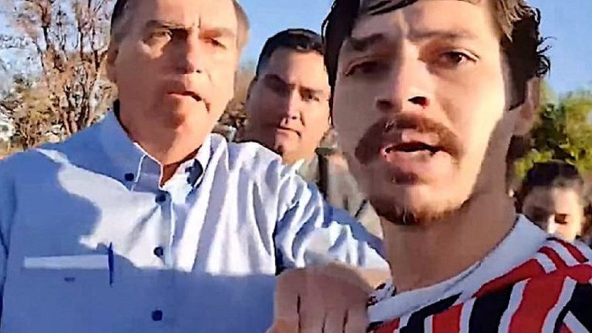 Candidato a deputado leva ‘dedada’ após dar chutes em aluno durante confusão em universidade; ASSISTA