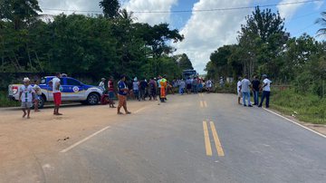 Imagem População de Santo Amaro ocupa BA-510 e realiza manifestação para melhoria das estradas; veja