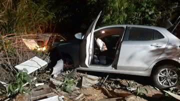 Imagem Após roubo de carro, bandidos se envolvem em acidente em Stella Maris; veja vídeo
