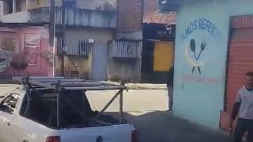 Imagem Corpo de homem é largado em rua movimentada de bairro em Salvador