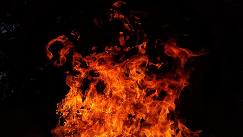 Imagem Homem tenta escapar de incêndio em casa e morre carbonizado