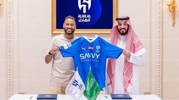 Neymar ao lado de Mohammad bin Salman, eleito pela Forbes como a 8ª pessoa mais poderosa do mundo - DIVULGAÇÃO/AL HILAL
