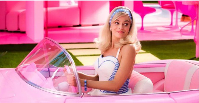 Idosa celebra aniversário com roupa e decoração da Barbie em