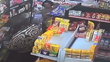 Imagem Vídeo: Mulher leva facada com bebê no colo durante tentativa de assalto