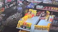 Imagem Vídeo: Mulher leva facada com bebê no colo durante tentativa de assalto